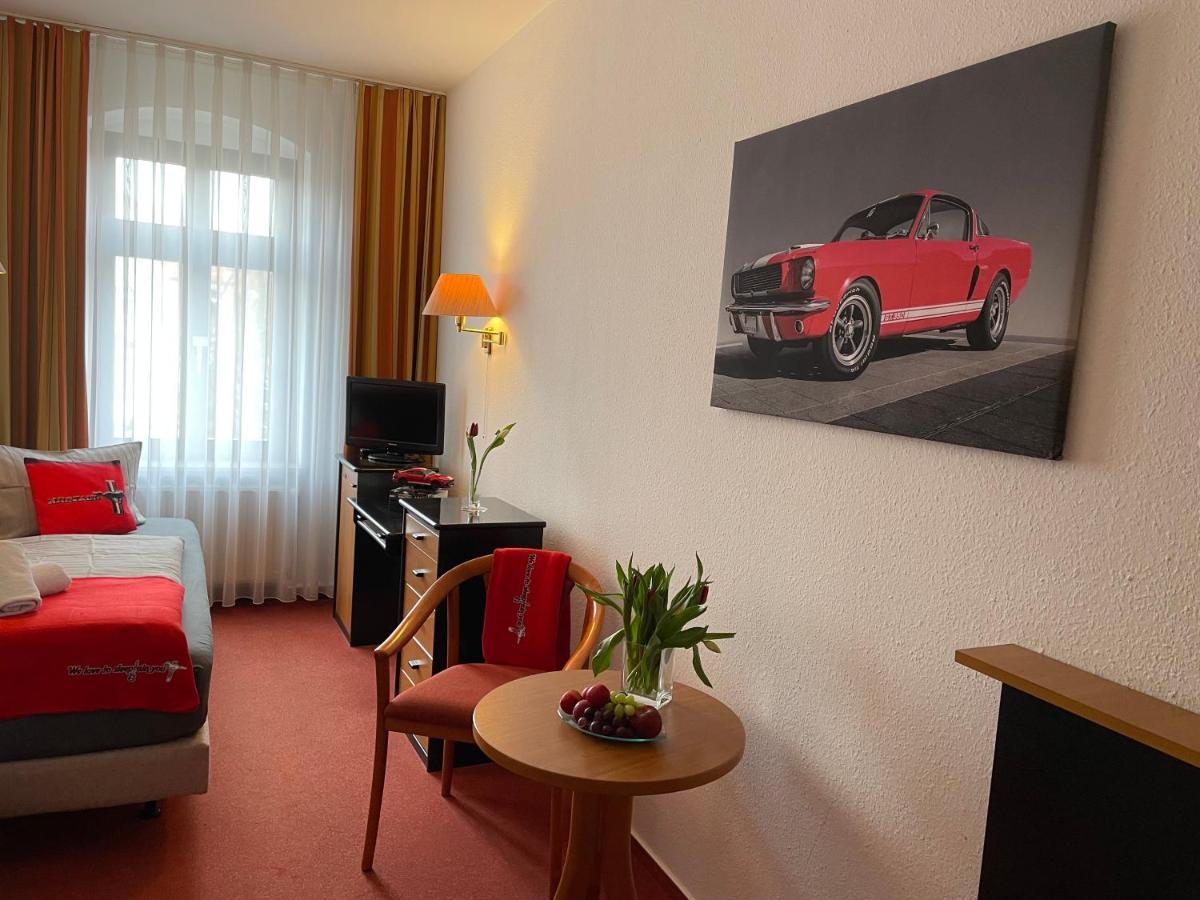 Mustang Am Grossen Garten 3*